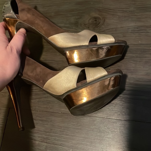 Unique BCBG Platform Heels 9.5 - Picture 11 of 11